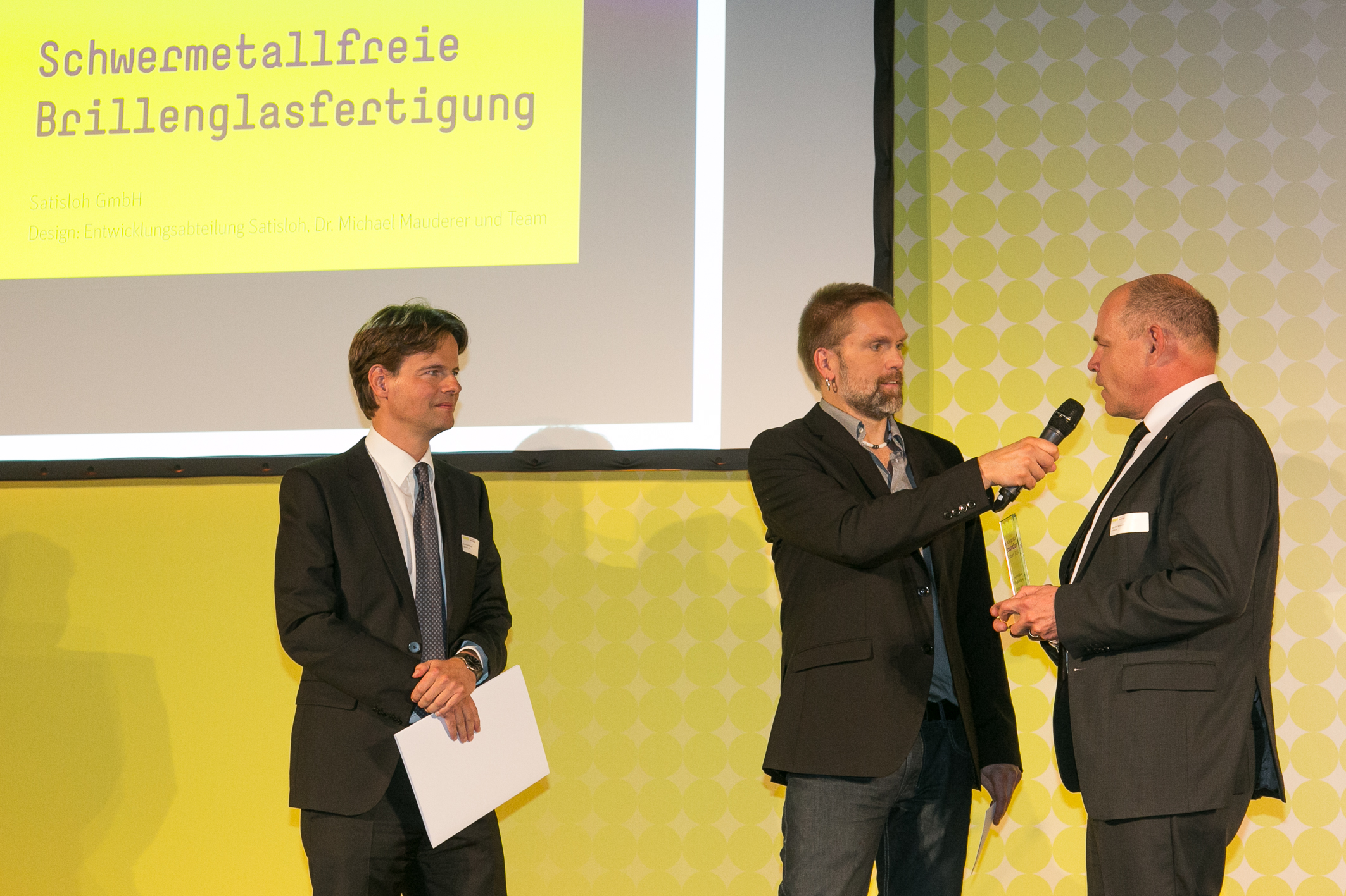 Bundespreis Ecodesign 2014 Moderator Tom Böttcher im Gespräch mit den Preisträgern der Satisloh GmbH