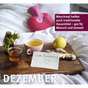 Foto von Bett mit Wärmflasche und Tablett, darauf Honig, Tee, Zitrone, Ingwer, Zettel mit „Gute Besserung“, darüber Text: Manchmal helfen auch traditionelle Hausmittel – gut für Mensch und Umwelt: