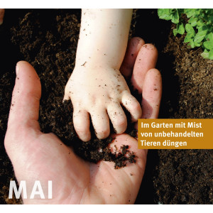 Foto von Kinder- und Erwachsenenhand mit Gartenboden, darüber Text: Im Garten mit Mist von unbehandelten Tieren düngen