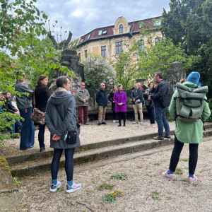 Besucher*innen der UBAwegs April-Tour bei einem Spaziergang um das Gelände des UBA in Dessau