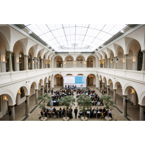 200 Teilnehmende sitzen im Atrium 