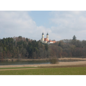 Blick auf das Kloster Roggenburg vom angrenzenden Langweiher