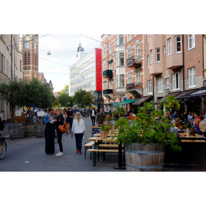 Fußgängerinnen und Fußgänger flanieren während der EMW über gesperrte Straße in Malmö