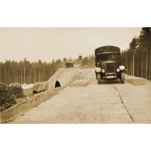 Aufschüttung eines Müllbergs im Stadtwald mit LKW