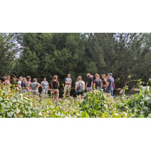 Teilnehmende die bei der Veranstaltung UBAwegs im August teilgenommen haben befinden sich im Küchengarten im Luisium Dessau