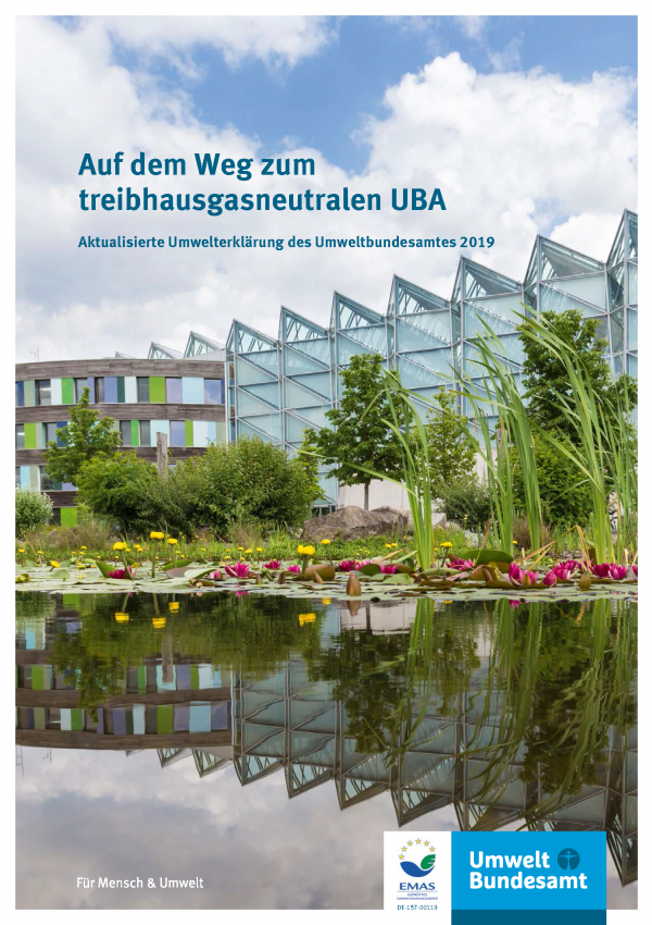 Cover der Fachbroschüre Auf dem Weg zum treibhausgasneutralen UBA mit Bild des UBA-Hauptgebäudes in Dessau.