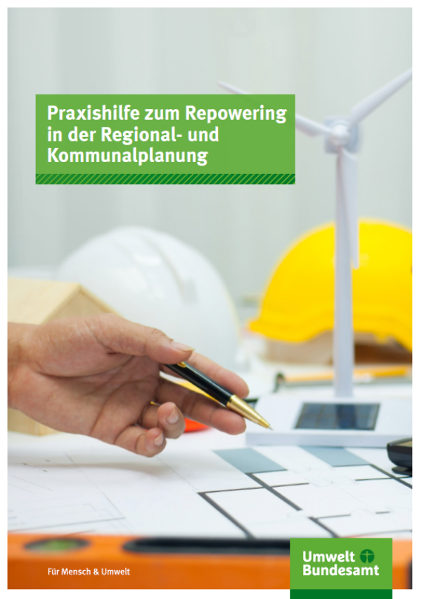 Titelseite der Broschüre "Praxishilfe zum Repowering in der Regional- und Kommunalplanung". Das Hintergrundbild zeigt  ein Miniatur-Windrad und Planungsunterlagen, unten das Logo des Umweltbundesamtes.
