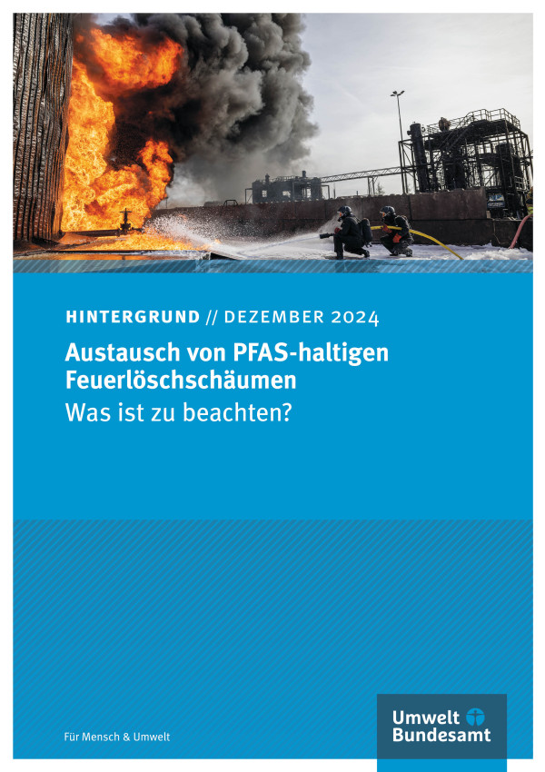 Feuerwehrleute in Schutzkleidung löschen Feuer mit Schaum