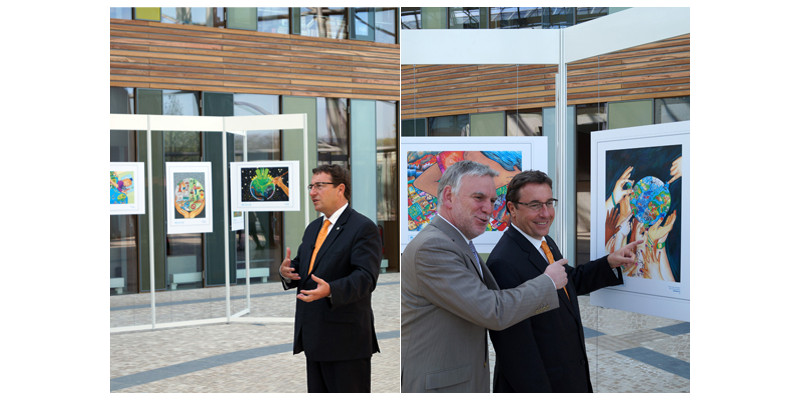 Bild links: Hoher Besuch. Achim Steiner besucht die Kinderbilder-Ausstellung im Foyer des UBA. Bild rechts: Die Kinderbilder im Blick: UBA-Präsident Jochen Flasbarth (links) und Achim Steiner.