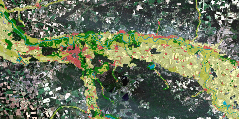 Sentinel-2 RGB Satellitenbildaufnahme von Dessau-Roßlau (Aufnahmedatum 21.06.2020), überlagert mit dem Datenprodukt „Riparian Zones“ (Bezugsjahr 2012), der durch den Copernicus Landdienst bereitgestellt wird.