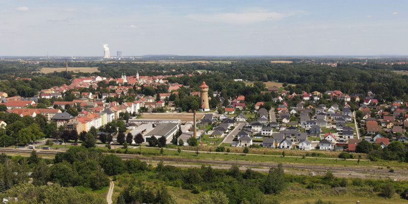 Luftbild mit Blick auf eine Siedlung und das Umland.