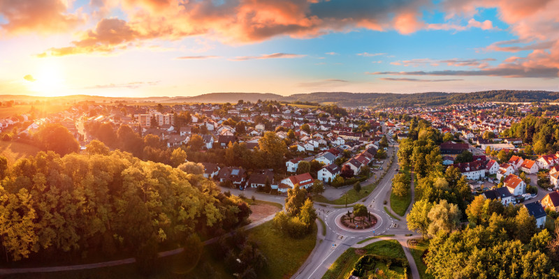 Deutsche Kleinstadt mit aufgehender Sonne