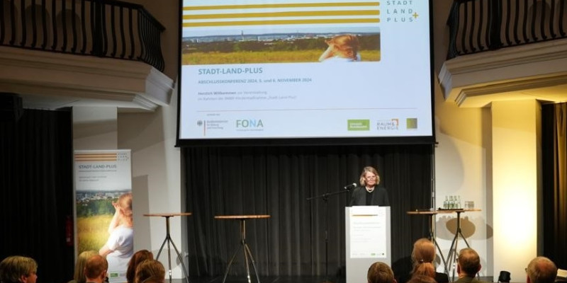 BMBF-Staatssekretärin Judith Pirscher spricht auf der Konferenz "Aus Stadt und Land wird Plus".