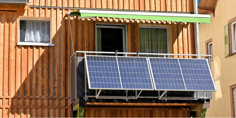 Sonniger Balkon mit installierter Solaranlage