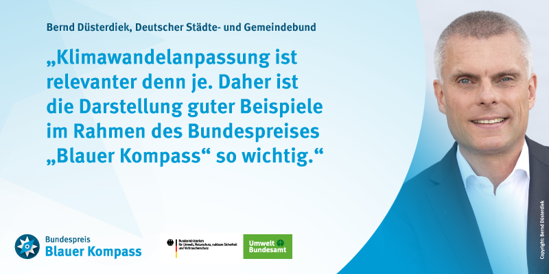 Auf dem Bild ist ein Foto von Bernd Düsterdiek und einem Zitat:„Klimawandelanpassung ist relevanter denn je. Daher ist die Darstellung guter Beispiele im Rahmen des Bundespreises Blauer Kompass so wichtig.“ 