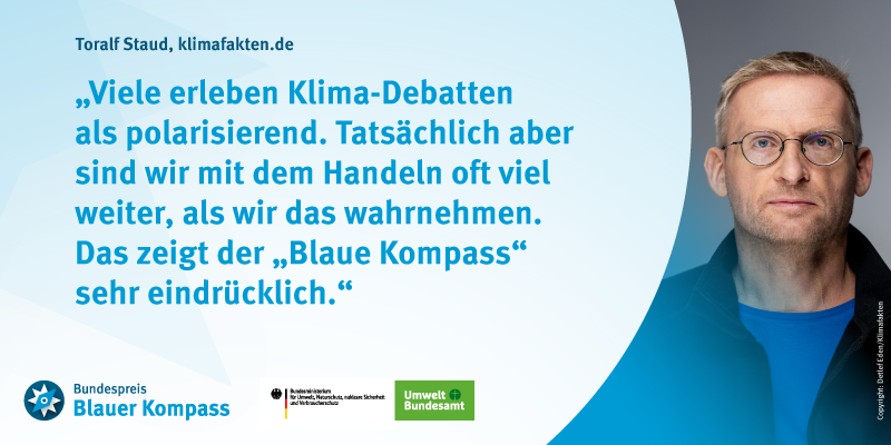 Toralf Staud ist auf dem Bild zu sehen und sein Zitat lautet: "Viele erleben Klima-Debatten als polarisierend. Tatsächlich aber sind wir mit dem Handeln oft viel weiter, als wir das wahrnehmen. Das zeigt der 'Blaue Kompass' sehr eindrücklich." 