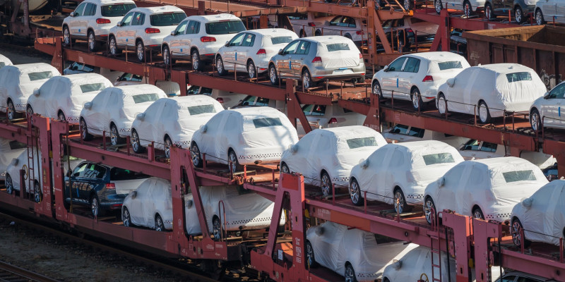 Neuwagen auf einem Güterzug.