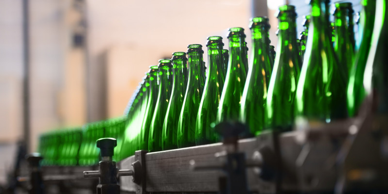 Grüne Mehrwegflaschen in einer Abfüllanlage
