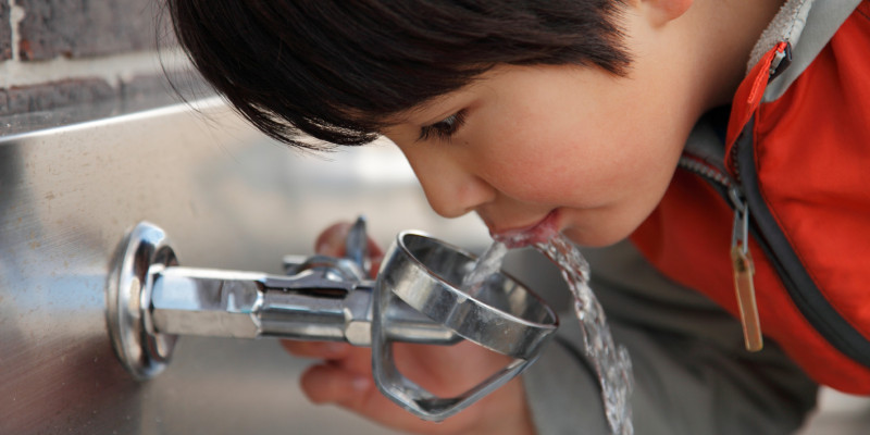 Фотография ребенка у водопроводного крана