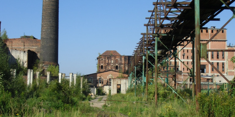 Фотография заброшенной промышленной территории
