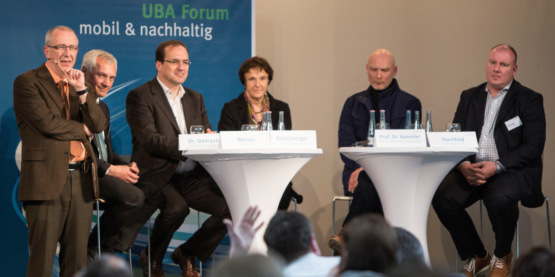 Podiumsdiskussion „Schritte zur Stadt für Morgen“ zum Abschluss des UBA Forums mit Joachim Damasky (Verband der Automobilindustrie), Maria Krautzberger (Präsidentin Umweltbundesamt), Christian Hochfeld (Agora Verkehrswende), Prof. Dr. Stephan Rammler (Hochschule für bildende Künste Braunschweig), Roland Werner (UBER Deutschland)