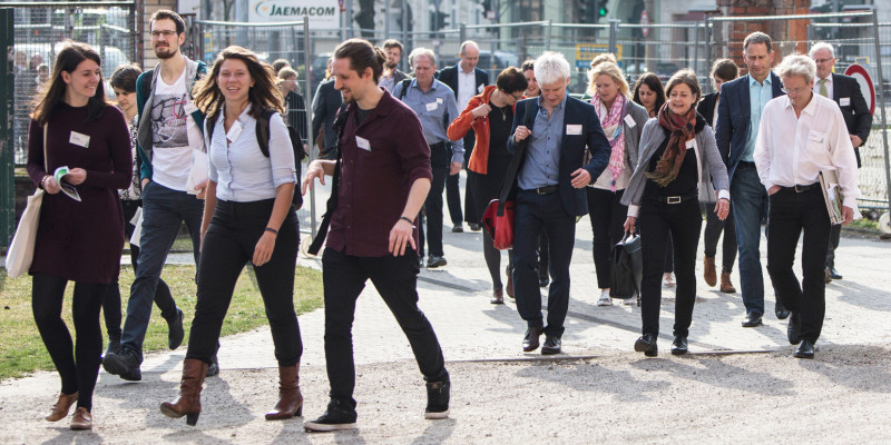 Teilnehmende auf dem Weg zu den Workshops, in denen Best Practice Beispiele im Mittelpunkt stehen