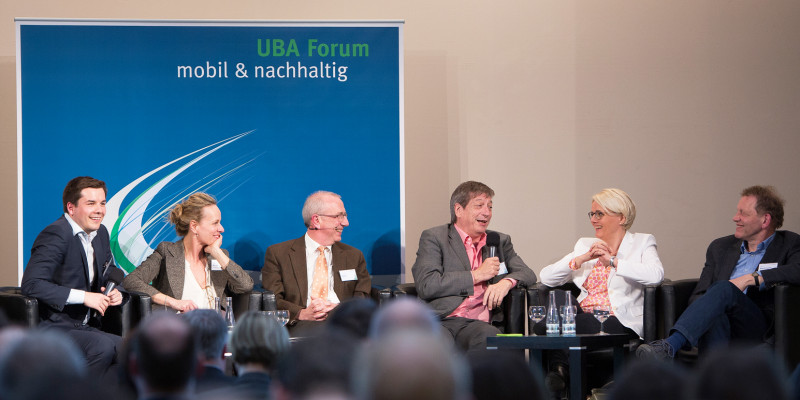 Talkrunde „Stadtmobilität geht auch anders!“ mit Günter Bachmann (Amt für Wirtschaft und Stadtentwicklung, Darmstadt), Regine Günther (Verkehrs- und Umweltsenatorin, Berlin), Dr. Harry Lehmann (Umweltbundesamt), Martin Randelhoff (Blogger zukunft-mobilitaet.net), Bettina Rust (Moderatorin RBB)