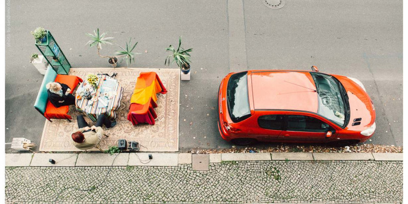 Auf dem Seitenparkstreifen wurden ein kleines Wohnzimmer errichtet