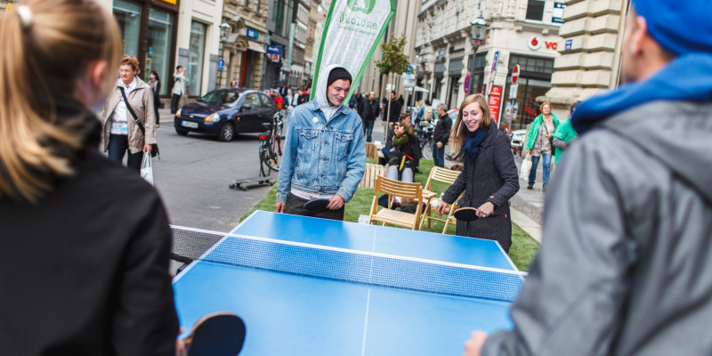 Menschen spielen Tischtennis auf Seitenparkstreifen