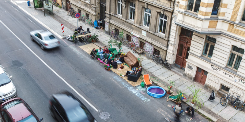 Gruppe von Menschen hat sich auf Seitenparkstreifen eine kleine Lounge eingerichtet