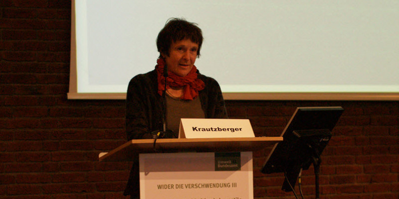 Frau Krautzberger hinter Rednerpult