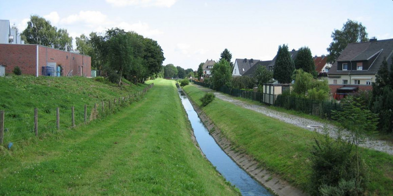 Foto: Der begradigte und mit Betonschalen ausgebaute Heerener Mühlbach in Kamener Wohnumfeld.