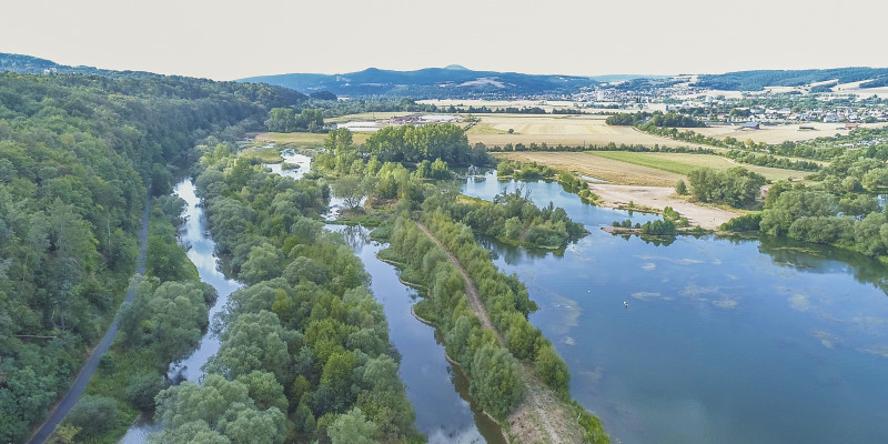 Luftbild der Fulda, eines neu geschaffenen Nebenarms und dem direkt benachbarten Breitenbacher Kiessees.