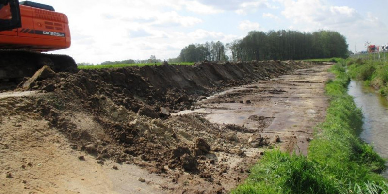 Foto: Baumaßnahme am Schierenbach zur Aufweitung des Profils und Abflachung der Ufer. Neben dem Gewässer trägt ein Bagger Boden ab.