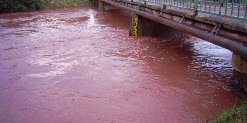 Foto: Sehr hoher Wasserstand der Helme an einer Brücke in Sundhausen, der fast die gesamte lichte Höhe der Brücke einnimmt. 