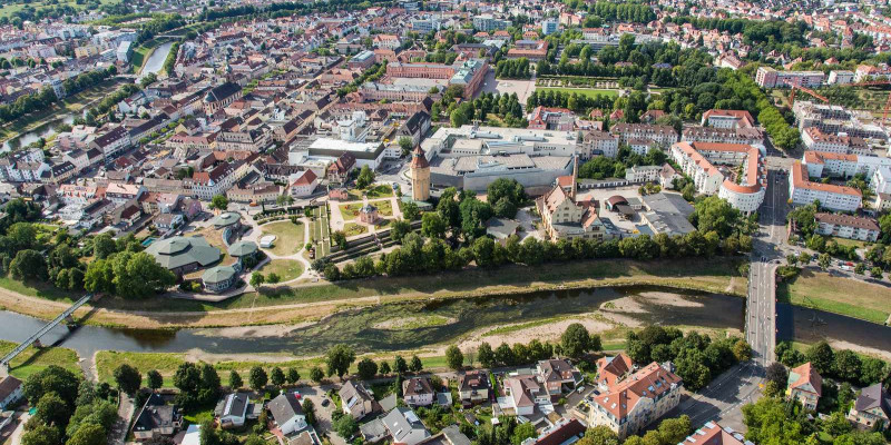 Luftbild der Murg mit ausgedehnten Kies- und Sandbänken.