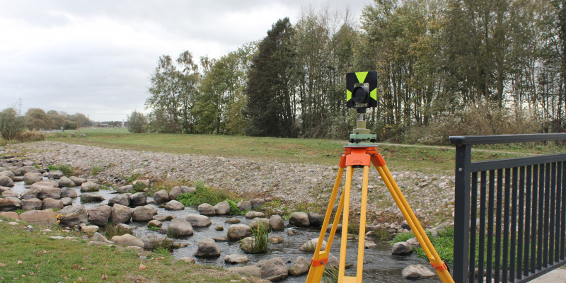 Foto: Fischaufstiegsanlage mit großen Wasserbausteinen in der Gewässersohle.