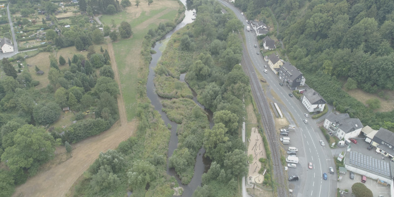 Luftbild der renaturierten Ruhr im Umfeld von Gärten, Grünland, Bebauung und Verkehrswegen.