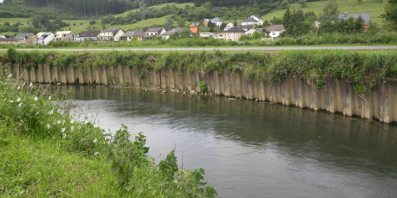 Foto: Eine Flussbiegung mit massivem Verbau entlang des Prallufers, der Erosion und somit eigendynamische Entwicklung des Flusses verhindert.