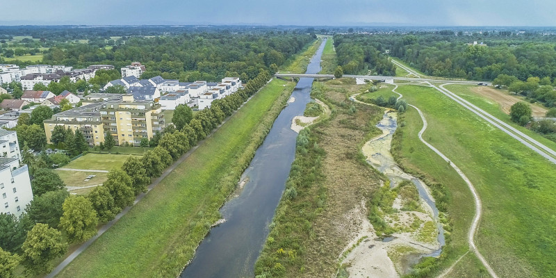 Luftbild der Deichrückverlegung mit neu angelegtem Seitenarm der renaturierten Murg am Stadtrand von Rastatt.