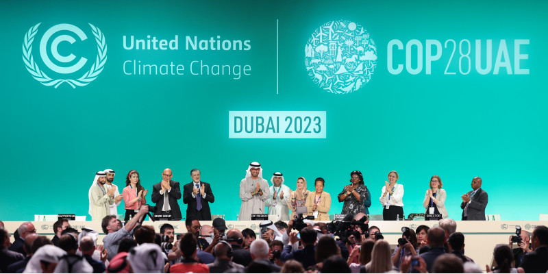 H.E. Dr. Sultan Al Jaber, Präsident der COP28 und andere Teilnehmende auf der Bühne während des Abschlussplenums der UN Climate Change Conference COP28 in Expo City Dubai am 13. Dezember 2023