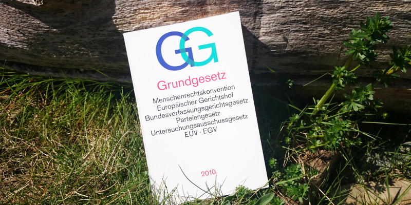 Das Grundgesetzbuch im Gras