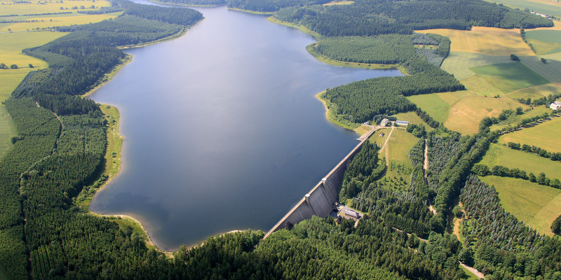 Ein Luftbild der Talsperre Lehnmühle in Sachsen