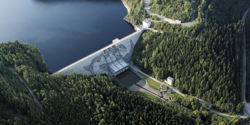 Ein Luftbild der Talsperre Eibenstock in Sachsen