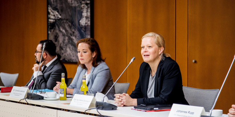 Das Bild zeigt die Jurymitglieder in der Diskussion