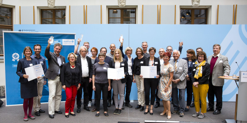 Gewinner des Wettbewerbs "Blauer Kompass" 2018 auf der Bühne im Bundesumweltministerium