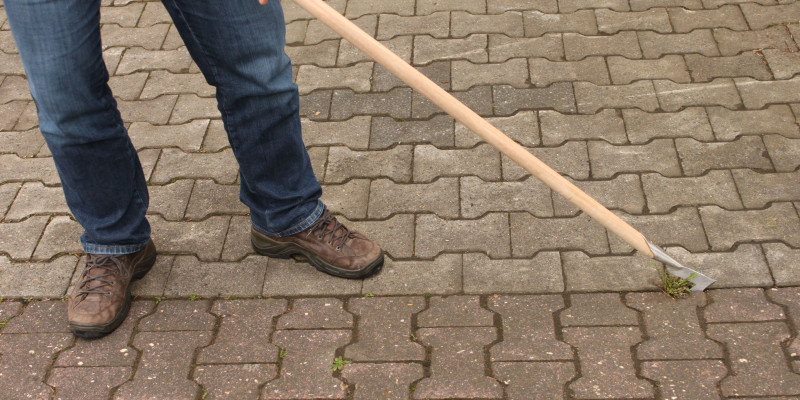 Der Fugenkratzer im Einsatz auf einem Doppel T-Verbundpflasterweg