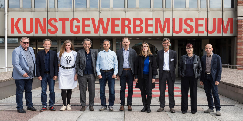 Gruppenbild der 10 Jurymitglieder vor dem Kunstgewerbemuseum Berlin