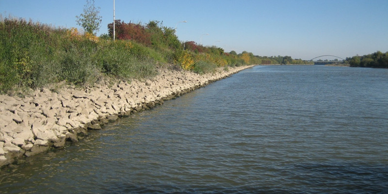 Auf dem Bild wird die Steinschüttung an einem Fluss der für die Schifffahrt genutzt wird (Donau) gezeigt