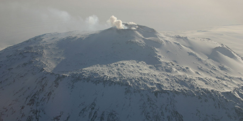 Mount Erebus auf der Ross-Insel. Trotz dicker Eisschicht ist der Vulkan aktiv.